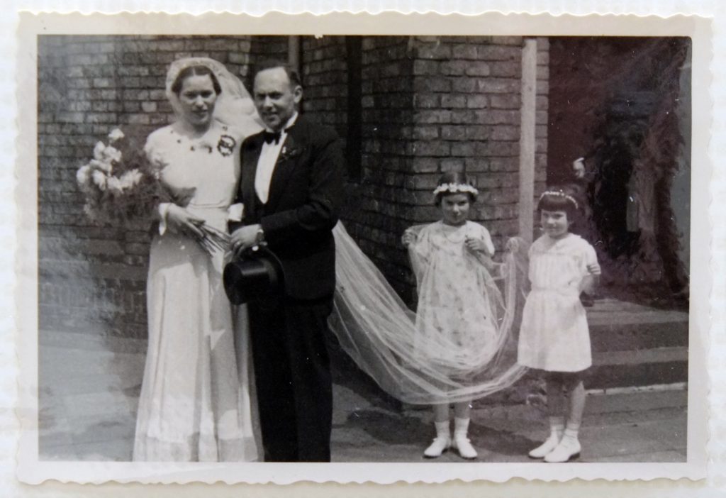 Hochzeit von Hugo und Margot Lichtenstein, geb. Zürndorfer mit Margot Wallach (links) und Bella Taback als Blumenmädchen, Quelle: Bella Tabak Altura
