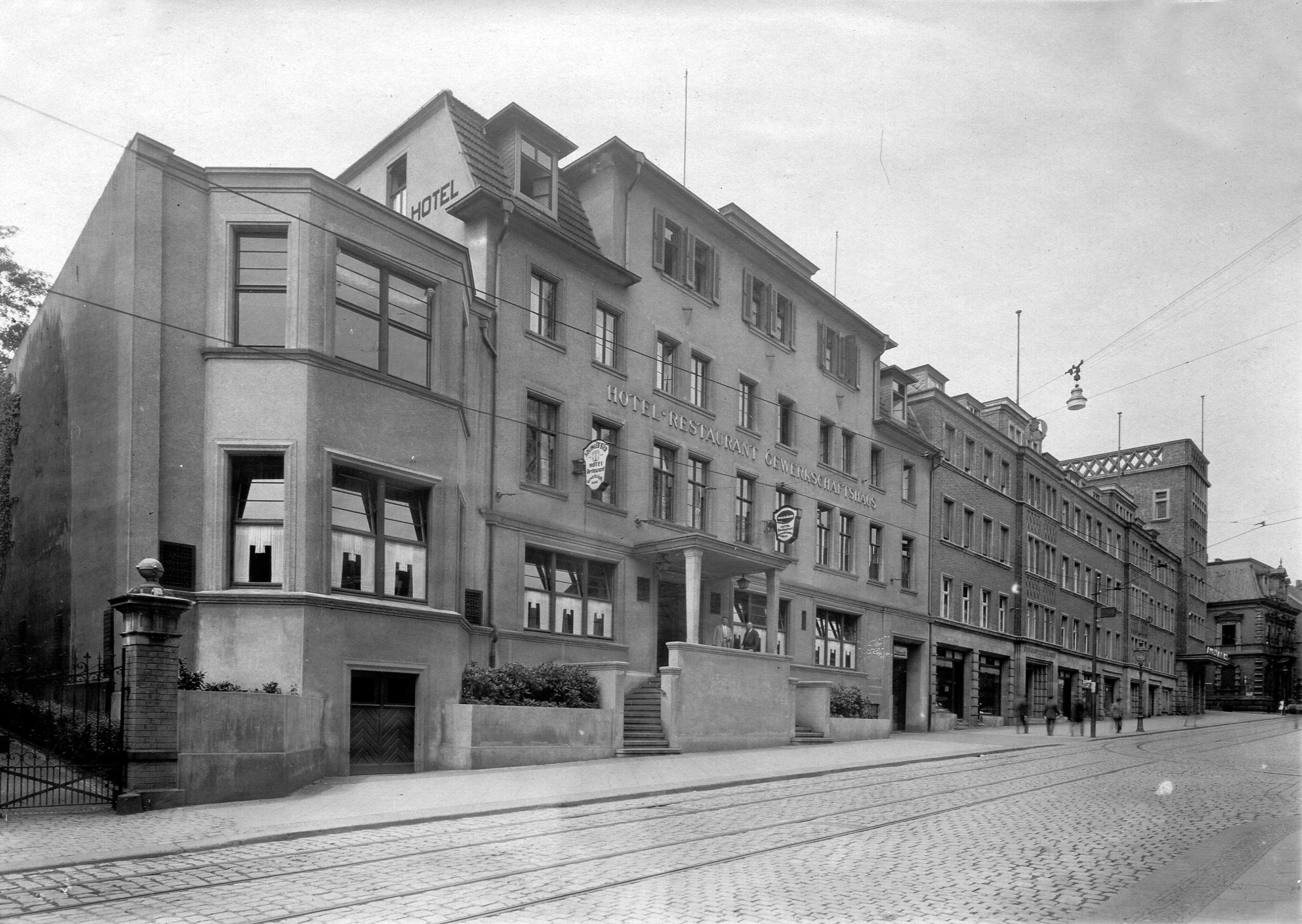 Postkarte von ca. 1930, links: Gewerkschaftshaus Kölner Str. 45, dahinter Spar- und Bauverein und AOK, Quelle: Stadtarchiv Solingen, RS 22380