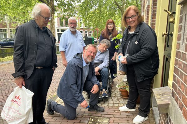 Stolpersteine in der Partnerstadt Gouda geputzt